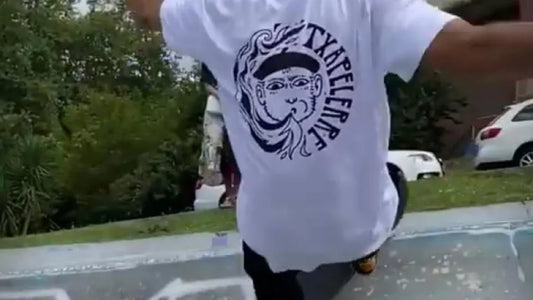 Superaitona con logo grande detrás
